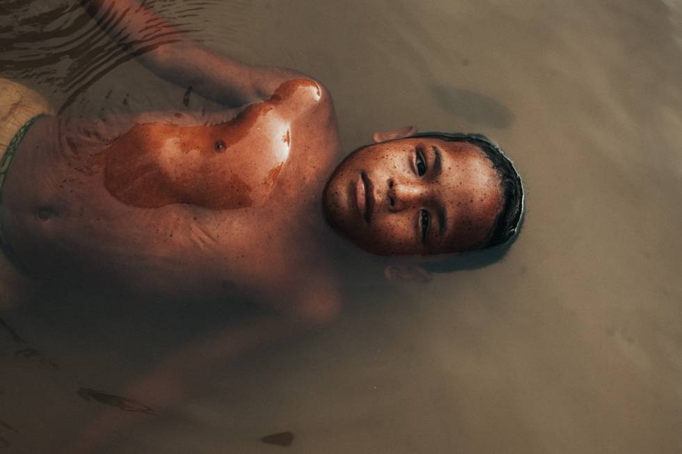 Criança em lagoa no estado do Pará integra a série Pará Paradise. @larizaidan