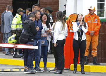 Explosão de carro-bomba em Bogotá deixa mortos em escola policial