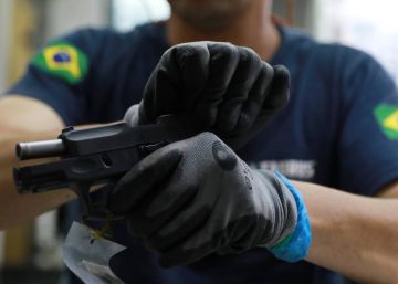 Por que os homens vibram mais com armas do que as mulheres?