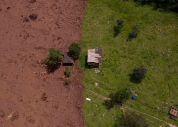 Vista aérea de um local afetado pelo rompimento da barragem de Brumadinho.
