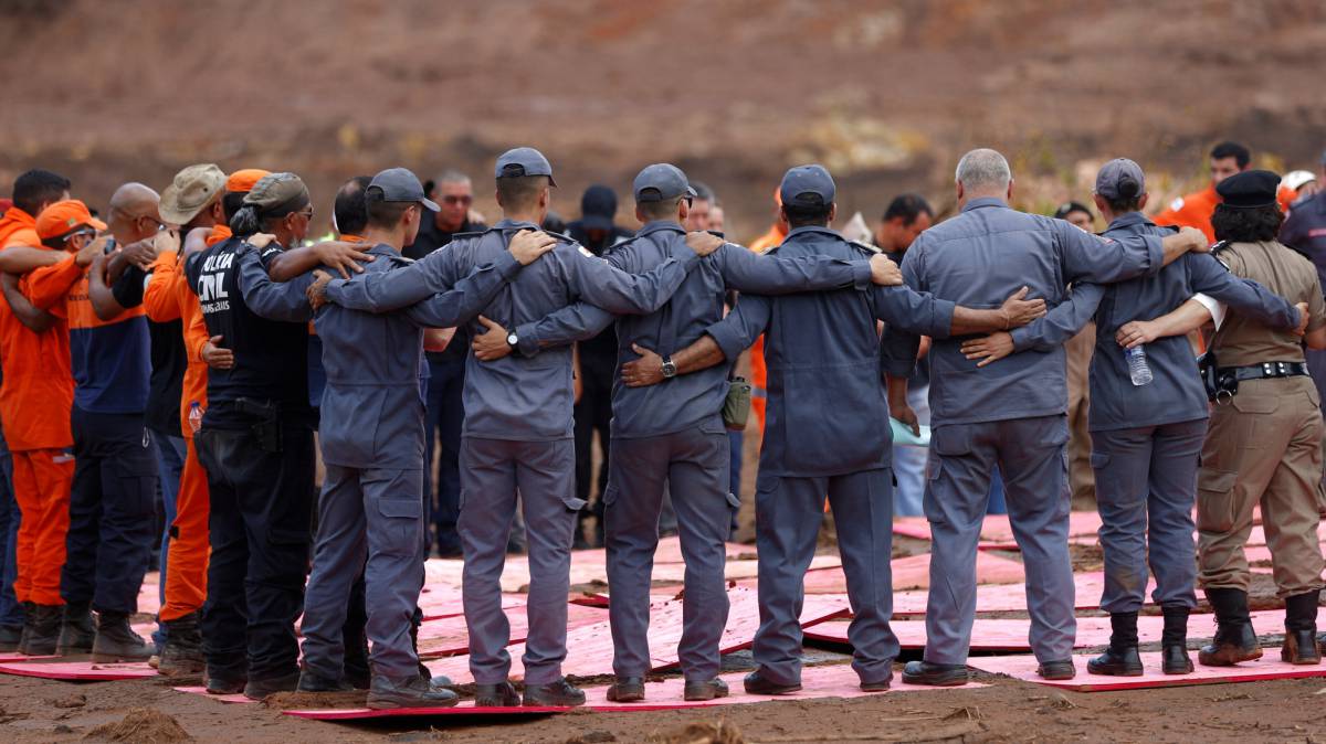 Equipe de resgate fazem homenagem e oração em memória às vítimas da tragédia em Brumadinho nesta sexta-feira.