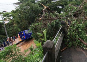 Temporal no Rio deixa mortos, soterra ônibus e destrói, novamente, ciclovia
