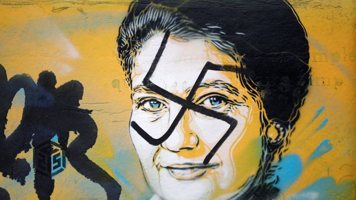 Um retrato da falecida política francesa Simone Veil, sobrevivente do Holocausto, coberta por uma suástica em Paris.