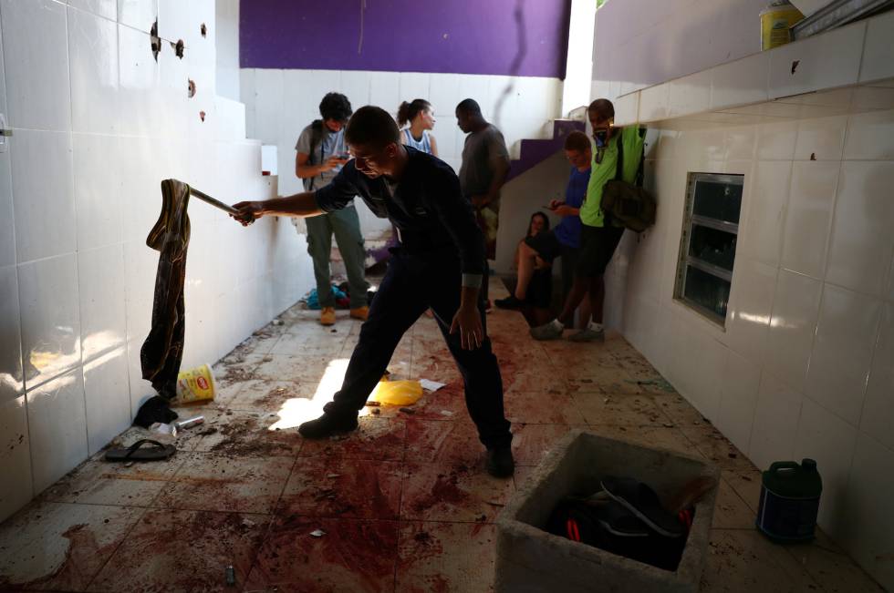 Peritos analisam casa onde policiais mataram suspeitos durante operação, na última sexta.