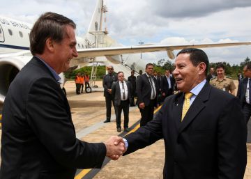 Com Mourão à frente, Bolsonaro é cada vez mais tutelado por militares