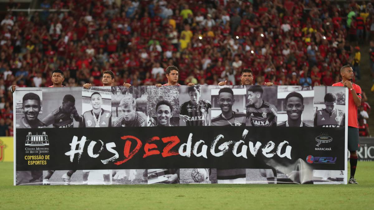 Garotos que morreram em incêndio foram homenageados no Maracanã.