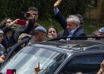 Lula se despede de neto em velório na Grande SP e volta para Curitiba