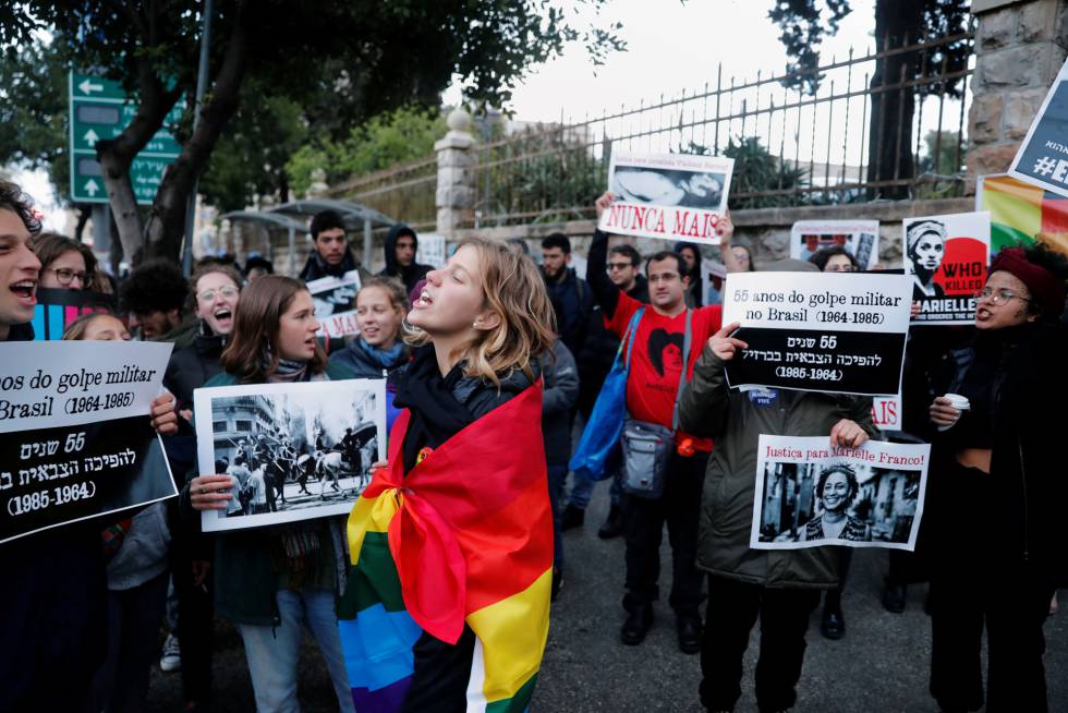 Protesto contra a visita de Bolsonaro em Israel tem foto de Marielle Franco e cartazes lembrando da ditadura militar. rn rn