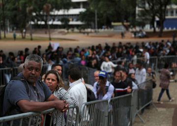14 horas numa fila por um emprego: “As contas e a barriga não esperam”
