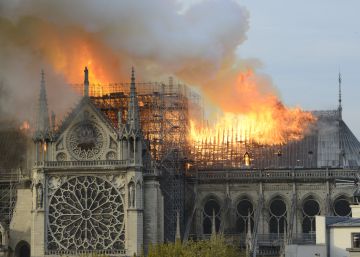 Incêndio devasta Notre-Dame, mas bombeiros conseguem salvar estrutura da catedral