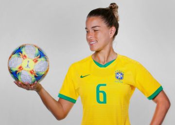 Ser mãe ou jogar futebol, o dilema das mulheres que vivem da bola