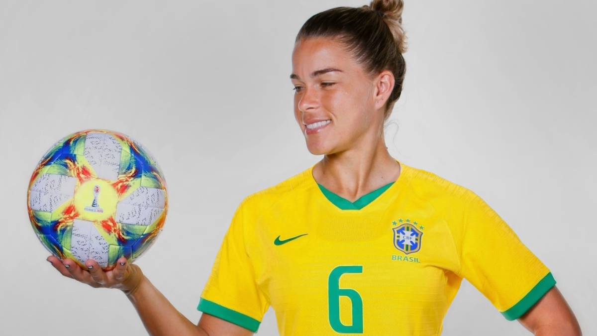 Tamires foi mãe aos 21 anos e teve de abandonar o futebol para cuidar do filho.