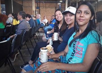 Pamela, Natália e Marilene: cerveja e petisco para torcer pela seleção.