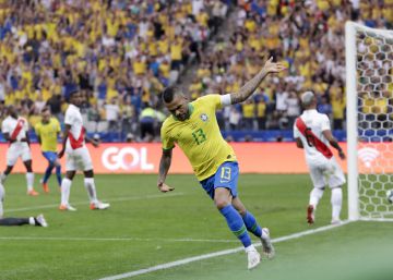 Brasil desencanta na Copa América, goleia o Peru e se classifica em primeiro lugar