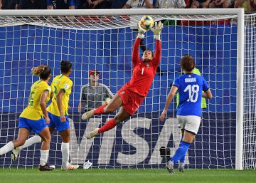 O que precisa diminuir não são as traves, mas o preconceito contra o futebol feminino