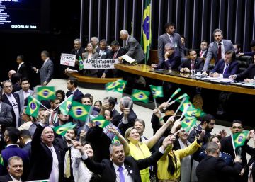 El Parlamento brasileño aprueba holgadamente la reforma de pensiones de Bolsonaro