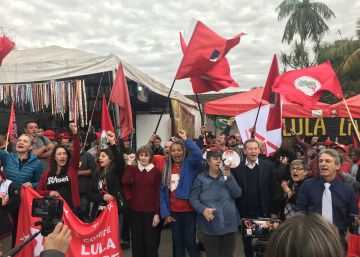 24 horas com a vigília de Lula que saúda diariamente o ex-presidente preso