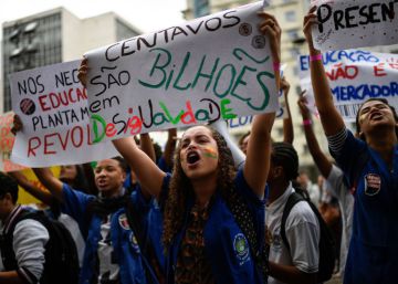 Estudantes voltam às ruas contra o bloqueio do Orçamento de universidades