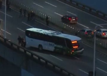 Homem armado faz reféns em ônibus na ponte Rio-Niterói e é morto por snipers