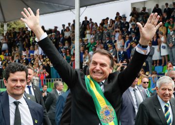 Bolsonaro rebate onda impopular com Moro, Edir Macedo e Silvio Santos em desfile