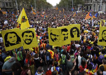 A Barcelona que sai para varrer a rua e apagar incêndios após manifestações
