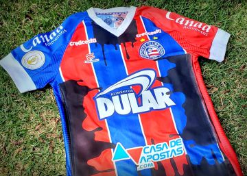 Manchas de óleo na camisa, o protesto do Bahia em defesa das praias nordestinas