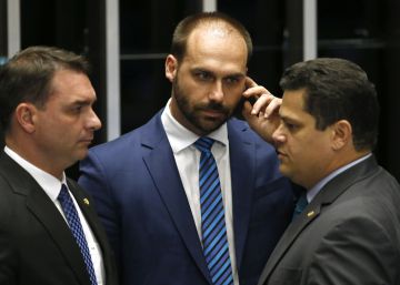 Eduardo Bolsonaro corre de jornalistas, enquanto bolsonaristas recorrem ao STF