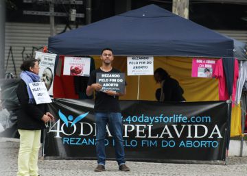Grupo pró-vida constrange vítimas de estupro em frente a hospital