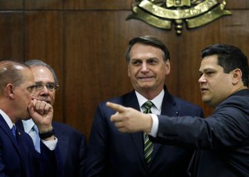 Pacote econômico de Bolsonaro propõe alterar teto de gastos em saúde e estabilidade de servidores