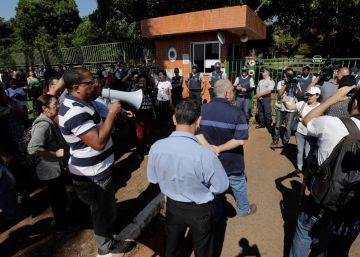 Após dia de embates, apoiadores de Guaidó deixam embaixada da Venezuela em Brasília