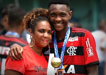 Flamengo, bem cotado nos gramados e à sombra da maior tragédia de sua história