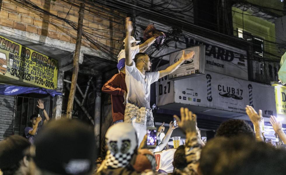 Jovens dançam em cima de um carro de som durante o baile Dz7, em Paraisópolis, dia 8 de dezembro.