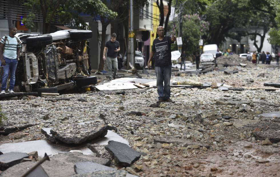 Após um novo temporal em Belo Horizonte nesta terça-feira, várias ruas foram inundadas e amanheceram totalmente destruídas.