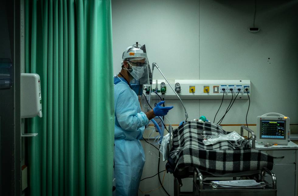 Profissional monitora paciente em leito de terapia intensiva do Hospital Municipal Tide Setúbal, na zona leste de São Paulo.