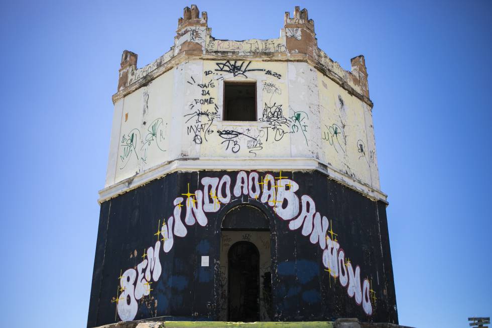 Um farol abandonado