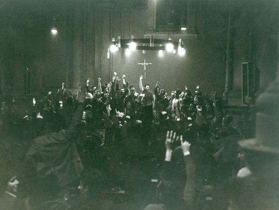 Assemblea de treballadors de la construcció en una església de Barcelona durant la vaga del sector del 1976.