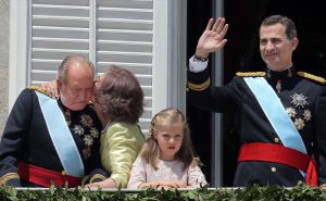 La reina Sofia fa un petó a Joan Carles al balcó del Palau d'Orient després de la proclamació de Felip VI.