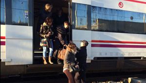 El tren desallotjat per la policia després de l'amenaça de bomba.