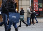 La CE demana que es retiri la taxa catalana a les grans superfícies