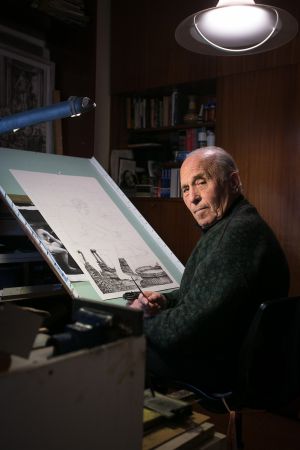 Joan Matato Filomeno posa a l'estudi de casa seva, on viu amb la seva dona des de fa 52 anys.