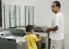 Més de 41.000 firmes demanen a TMB que la T-12 sigui fins als 16 anys