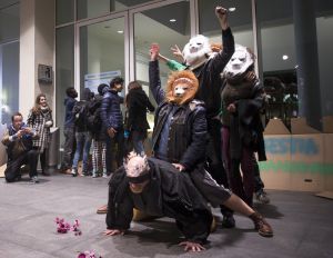 'Performance' dels manifestants emulant l'obra polèmica.