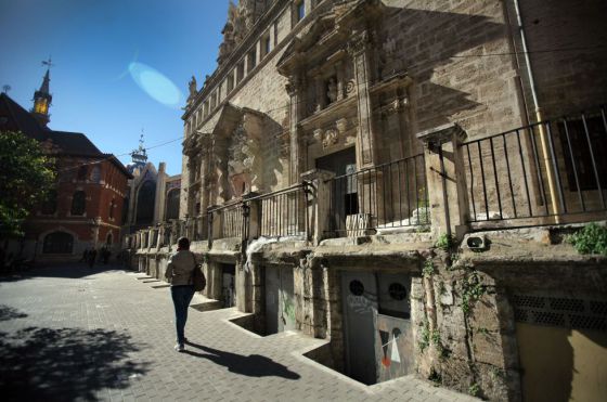 De tots i de ningú són també les covetes de Sant Joan del Mercat, utilitzades fins als anys seixanta del segle XX com a botiguetes i tapiades actualment. Jesús Císcar