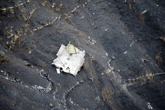 Foto aèrea on es veu part de l'avió accidentat.