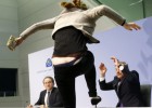 Una activista irromp a la roda de premsa de Mario Draghi