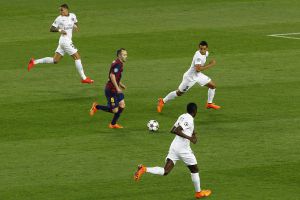 Iniesta rodejat de jugadors del PSG.