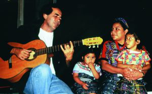 Serrat amb Rigoberta Menchú.