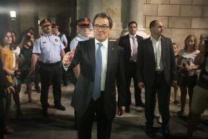Artur Mas ha sortit a la plaça Sant Jaume després de signar el decret.