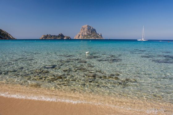 Platja de la Cala l'Hort, amb Es Vedrà al fons.