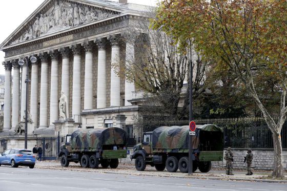 Hollande responsabilitza l’Estat Islàmic de la matança de París